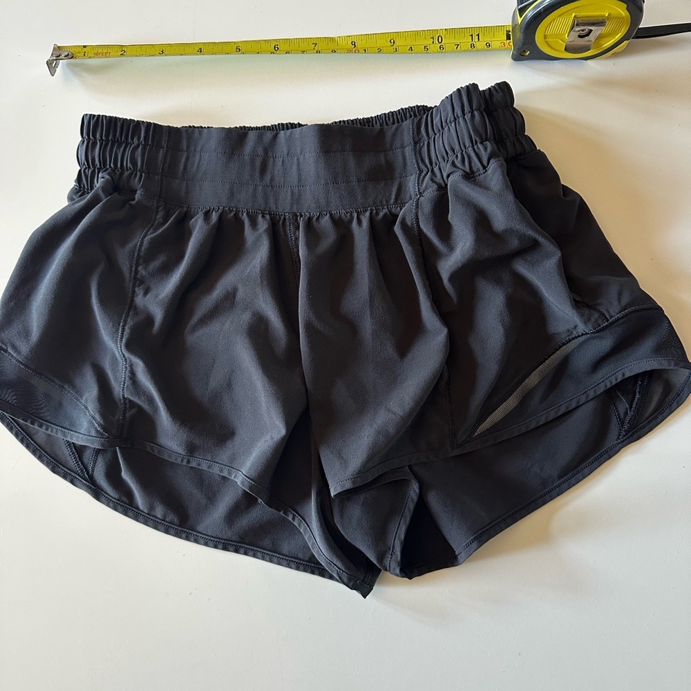 Lululemon Athletica Black hottie hot 2.5”size 6 Shorts Moisture-Wicking